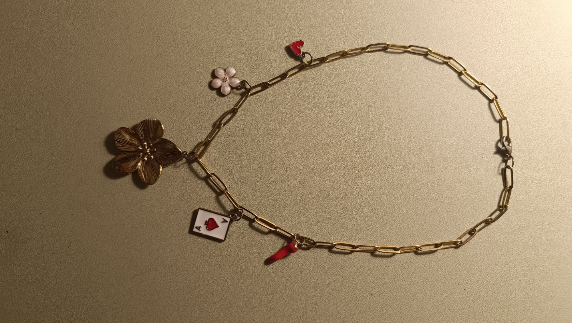 Collier Scarlett